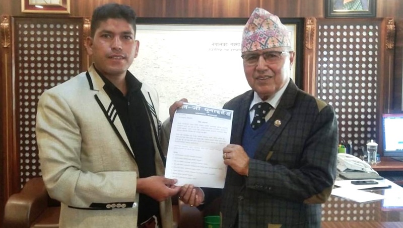 गभर्नर डा. विश्वनाथ पौडेललाई बर्खास्त गर्न माग गर्दै जेन–जी युनाइटेडद्वारा अर्थमन्त्रीलाई ज्ञापनपत्र