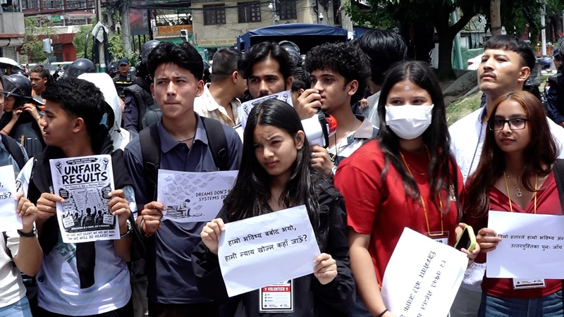 १२ कक्षाको नतिजाप्रति असन्तुष्टि जनाउँदै विद्यार्थीहरूको विरोध प्रदर्शन 