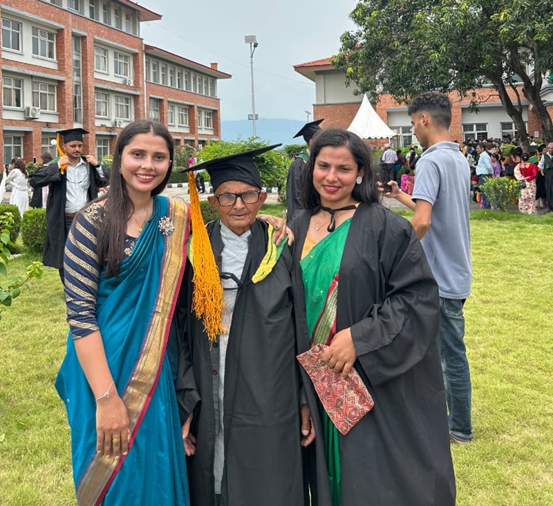 कृषि तथा वन विज्ञान विश्वविद्यालयको पाँचौँ दीक्षान्त: ८३ वर्षीय हजुरबालाई गाउन र टोपी पहिराएर नातिनीहरूले गरे सम्मान