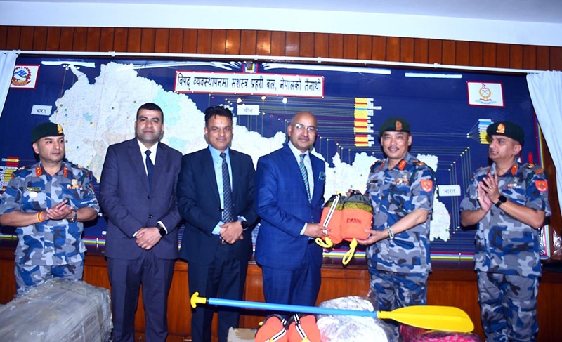 सन नेपाल लाइफद्वारा सशस्त्र प्रहरीलाई उद्धार सामग्री हस्तान्तरण