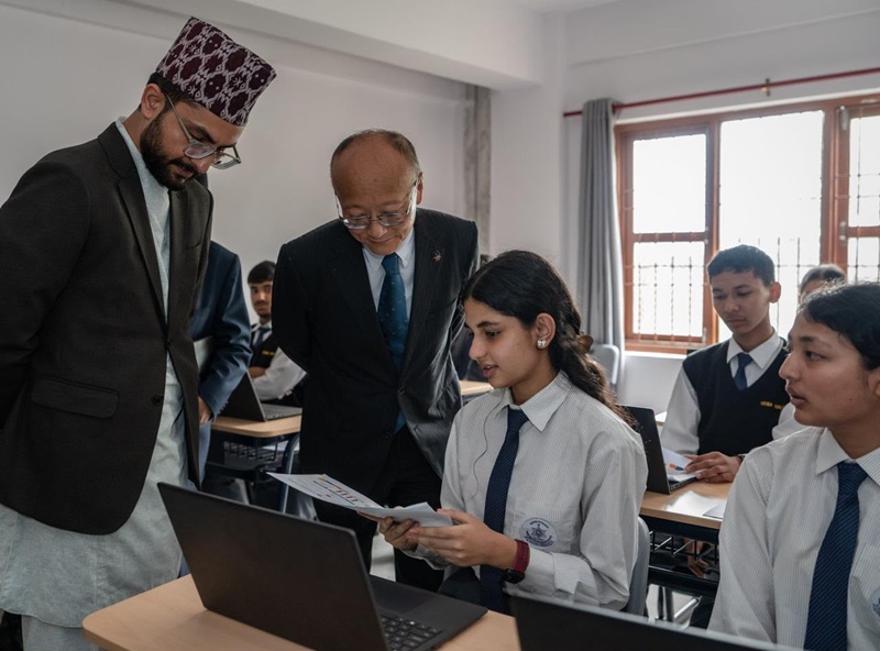 मन्त्री सस्मित पोखरेल र एडिबी अध्यक्षद्वारा विश्वनिकेतन विद्यालयको अवलोकन, ‘एआई लिट्रेसी’ तालिमको शुभारम्भ