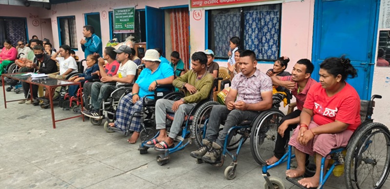 कृषि विकास बैंकद्वारा अपाङ्ग सरोकार केन्द्र बालाजुलाई खाद्यान्न तथा लत्ताकपडा सहयोग