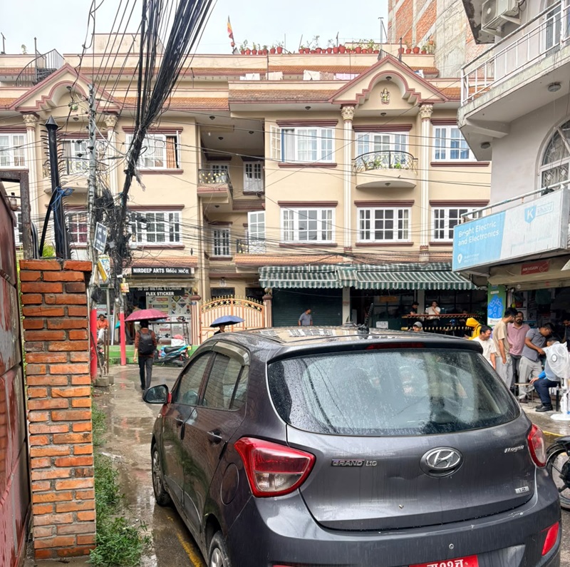 मिडिया कार्यालयअगाडि शंकास्पद गाडी पार्किङ
