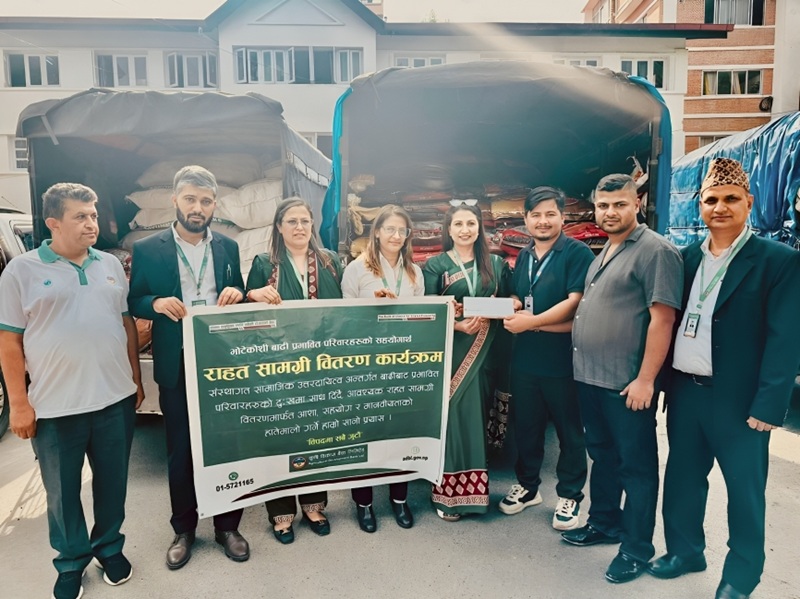 कृषि विकास बैंकद्वारा बाढीपीडितका लागि १० लाख बराबरको खाद्य सामग्री हस्तान्तरण