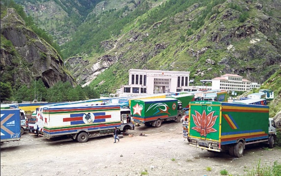 चीनबाट सामान बोकेर आएका ५०० भन्दा धेरै कन्टेनर बाढीमा बेपत्ता
