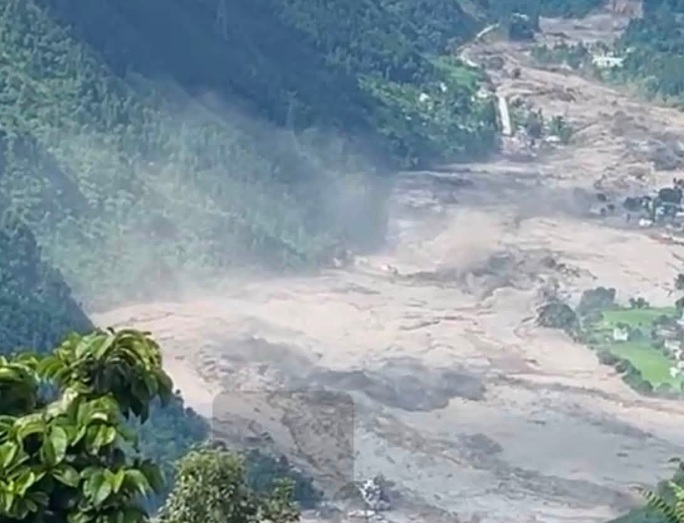 त्रिशूलीको बाढी चितवन नजिकै, तटीय बस्तीका बासिन्दा सुरक्षित स्थानमा सारिँदै
