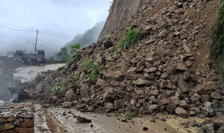 अरनिको राजमार्ग पनि पूर्ण रुपमा अवरुद्ध