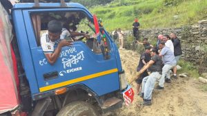 भोटेकोशी बाढीपछि मुख्य राजमार्ग बन्द, वैकल्पिक बाटोबाट राहत लैजान सास्ती