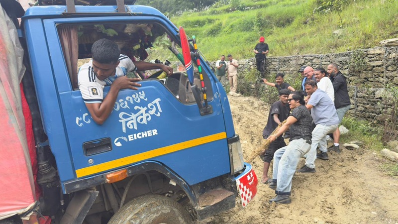 भोटेकोशी बाढीपछि मुख्य राजमार्ग बन्द, वैकल्पिक बाटोबाट राहत लैजान सास्ती