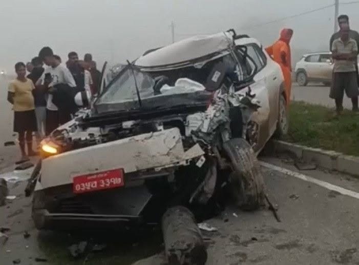 ईभी कार दुर्घटना: सप्तरीमा ट्यांकरसँग ठोक्किँदा चार जना घाइते