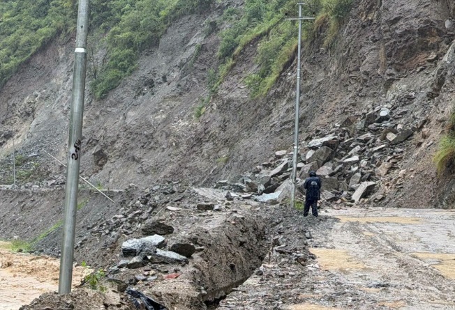अविरल वर्षाले देशभरका राजमार्ग प्रभावित, दर्जनौँ सडकखण्ड अवरुद्ध