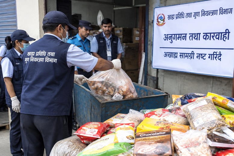 काठमाडौंका चार खाद्य उद्योगमाथि कारबाही, ४ लाखभन्दा बढीका अखाद्य सामग्री नष्ट