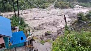 मनाङमा बाढीको वितण्डा : चामेका पाँच घरमा पूर्ण क्षति, बेँसीसहर–चामे सडक अवरुद्ध