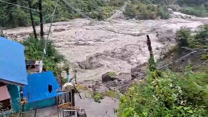 मनाङमा बाढीको वितण्डा : चामेका पाँच घरमा पूर्ण क्षति, बेँसीसहर–चामे सडक अवरुद्ध
