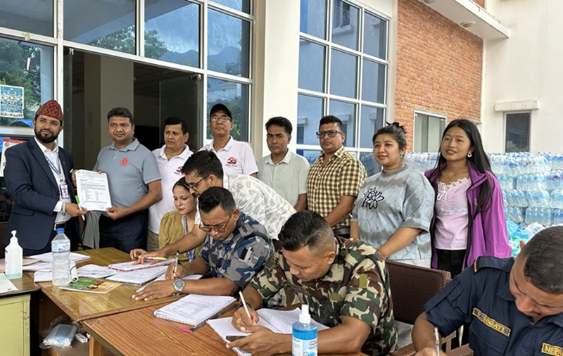 नाडा अटोमोवाइल्सद्वारा बाढीपीडितका लागि राहत वितरण र १० लाख सहयोग