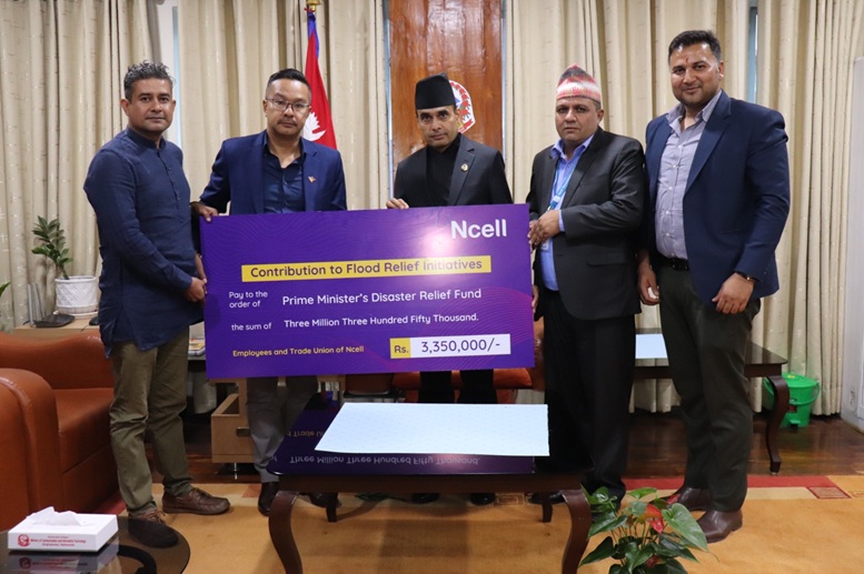 भोटेकोशी बाढी प्रभावितका लागि एनसेल कर्मचारीद्वारा रु ३३ लाख ५० हजार सहयोग