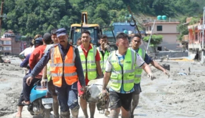 बाढी प्रभावित क्षेत्रमा प्रविधिसहित झन्डै ८ हजार प्रहरी तैनाथ, अस्पताल र विमानस्थलमा ‘फोकल डेस्क’