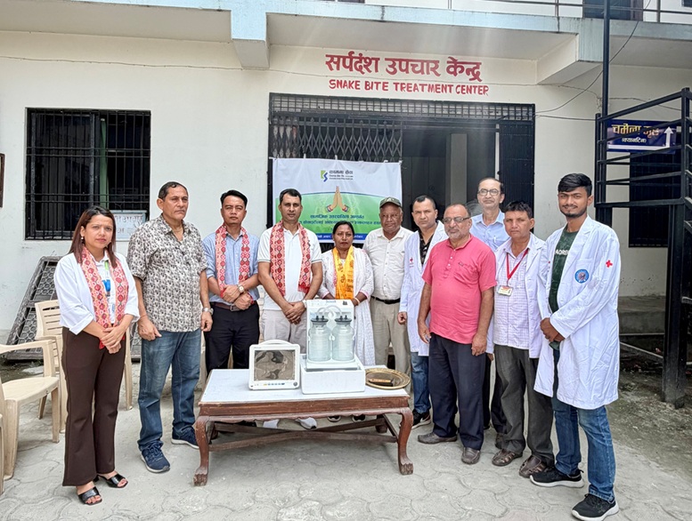 कामना सेवा बैंकद्वारा नेपाल रेडक्रस सोसाइटी दमकलाई सर्पदंश उपचार उपकरण हस्तान्तरण