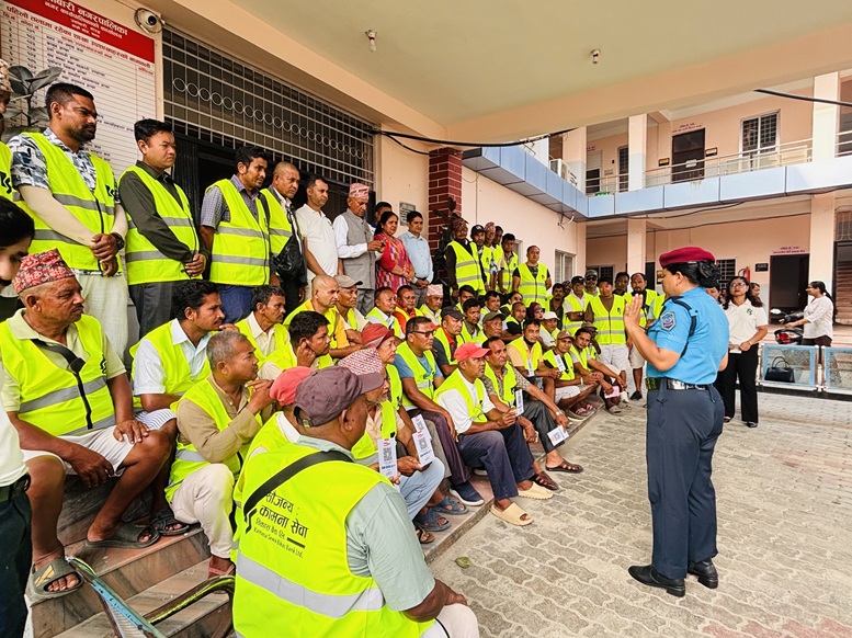 कामना सेवा बैंकद्वारा सिटी सफारी ड्राइभरलाई भिजिबिलिटी ज्याकेट हस्तान्तरण